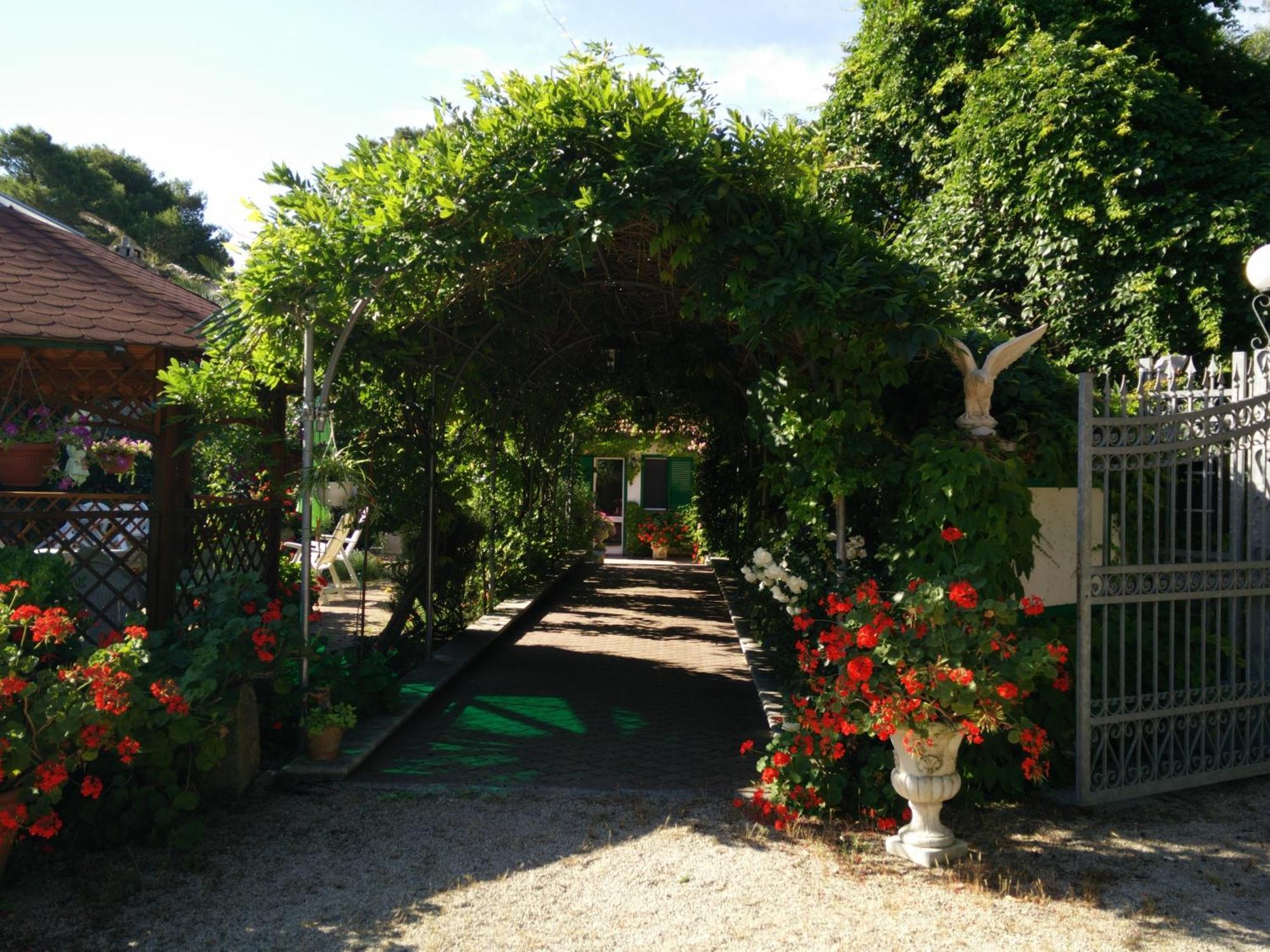 Residenza Villa I Nidi サンタ・カテリーナ エクステリア 写真